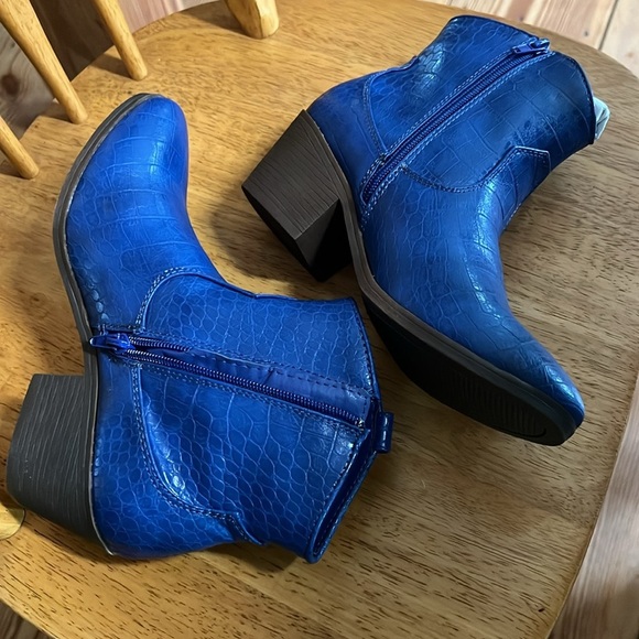 NIB True Craft Cobalt Blue Crocodile-Patterned Women’s Boots 7M - Picture 3 of 4